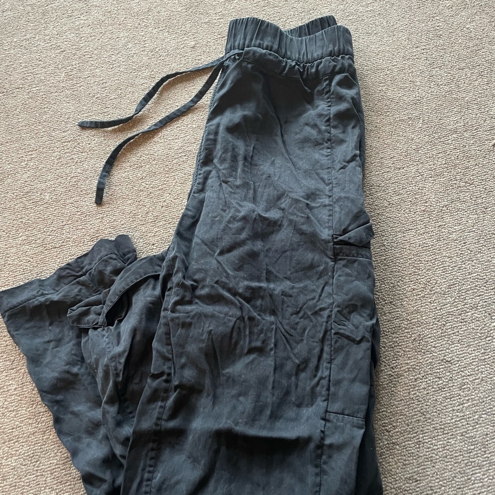 Lululemon Athletica Black Ankle Cargo Pants - Picture 3 of 5